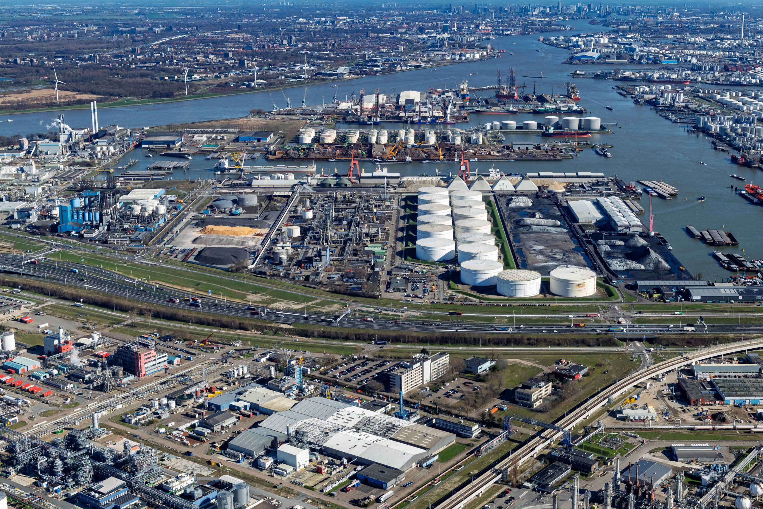 Port of Rotterdam records modest cargo growth amid shifting trade flows