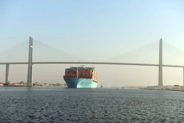 BANGKOK MAERSK, crossing a bridge at Suez Canal