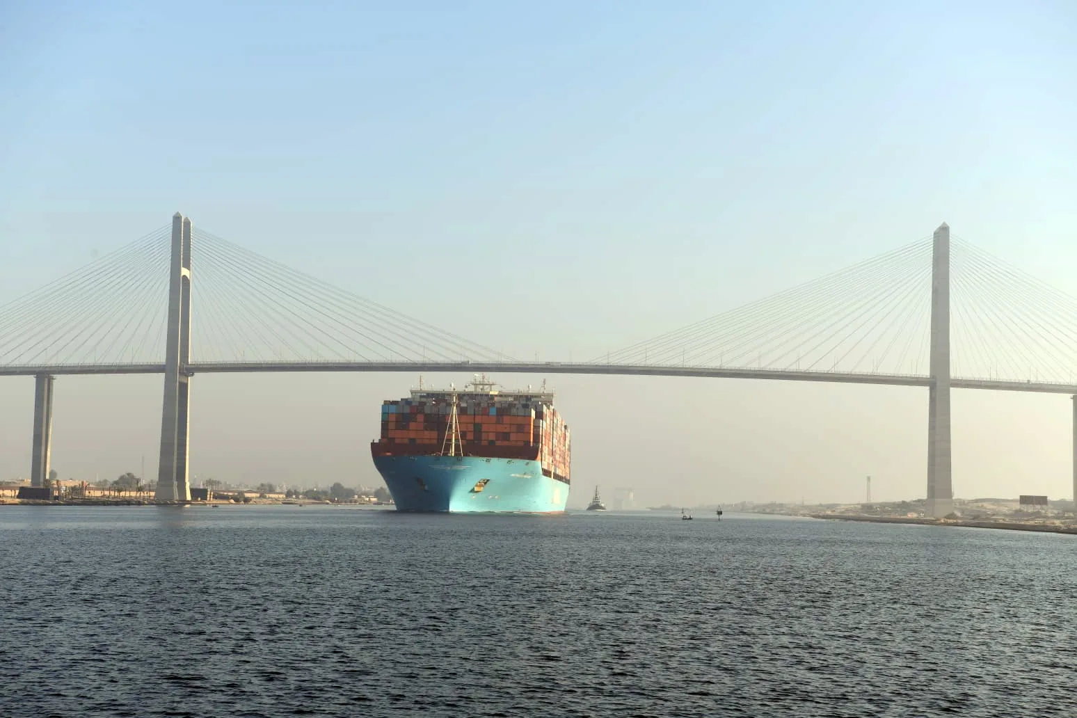 BANGKOK MAERSK, crossing a bridge at Suez Canal